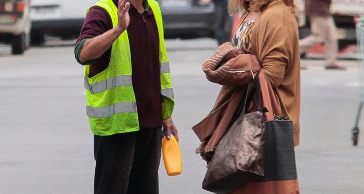 Conductora denuncia que cuidador de autos informal la amenazó con “reventar” sus neumáticos si no le pagaba