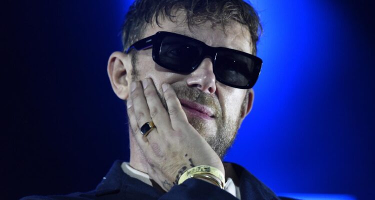 Damon Albarn se opone a prohibir celulares en conciertos: “Si empiezas a prohibir, ¿dónde termina eso?