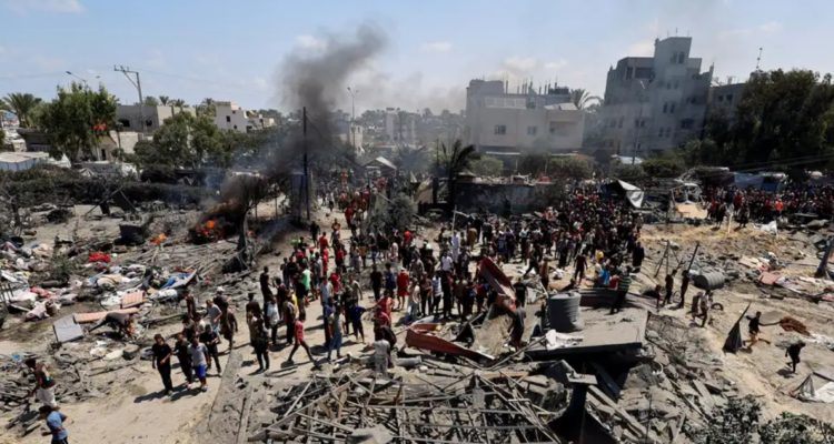 Decenas de muertos deja bombardeo israelí contra zona humanitaria en Gaza