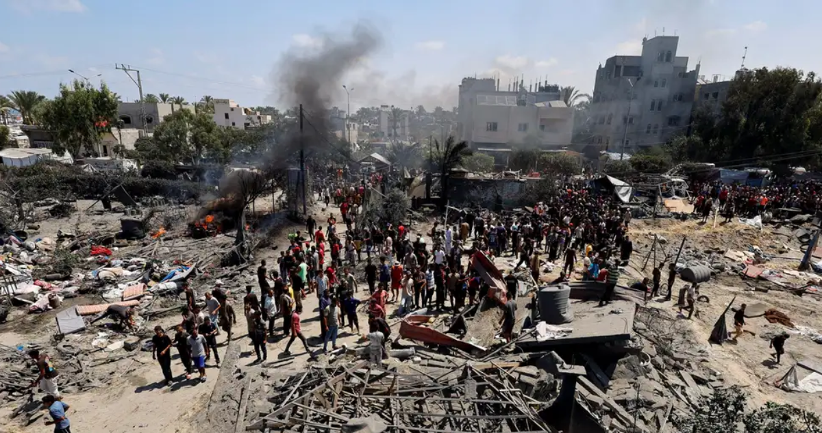 Decenas de muertos deja bombardeo israelí contra zona humanitaria en Gaza