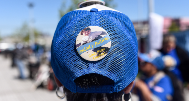 Gorra con imagen de Tomás Bravo por rechazo a petición de Defensoría respecto a juicio