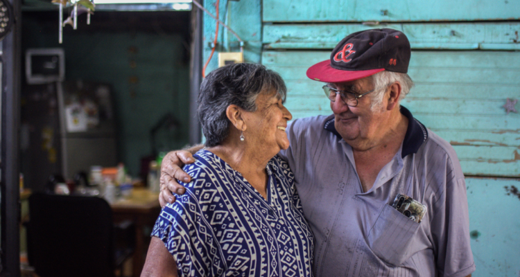 Así es App Mayor: la aplicación que permite acceder a descuentos en medicamentos para adultos mayores