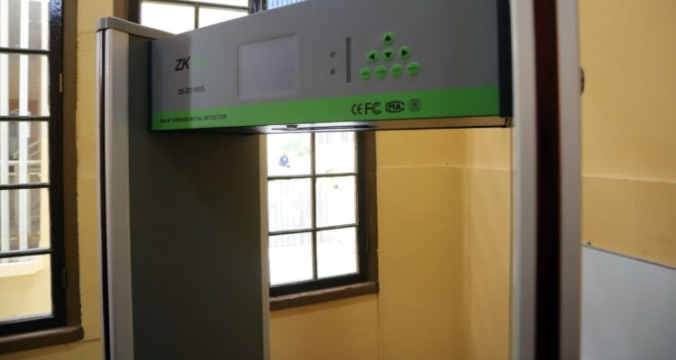 Temuco: liceos municipales instalarán pórticos detectores de metales ante aumento de violencia escolar