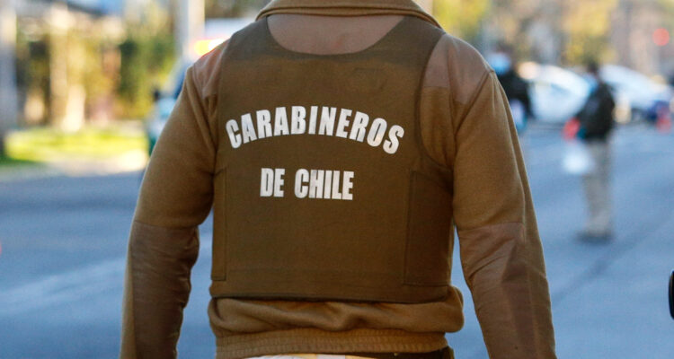 Detienen a carabinero por agredir a comerciante ambulante durante operativo en Santiago