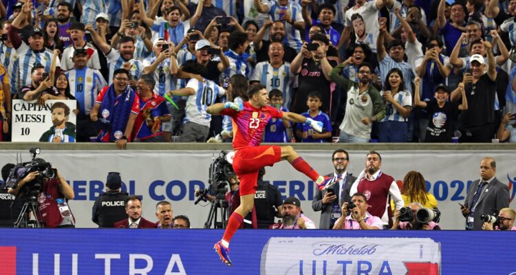 Dibu Martínez salvó a Argentina ante Ecuador en Copa América.