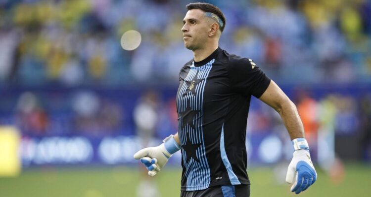 Dibu Martínez La Roja