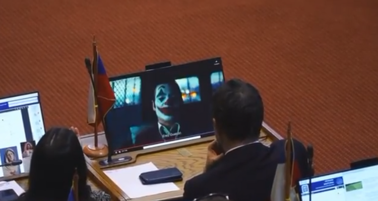 diputados republicanos viendo el trailer del joker 2