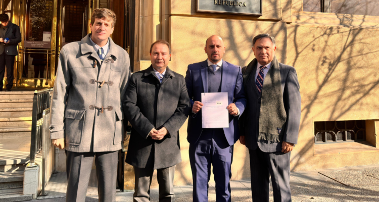 Diputados RN sugieren “abortar” al PC del Gobierno tras polémica por allanamiento en Villa Francia