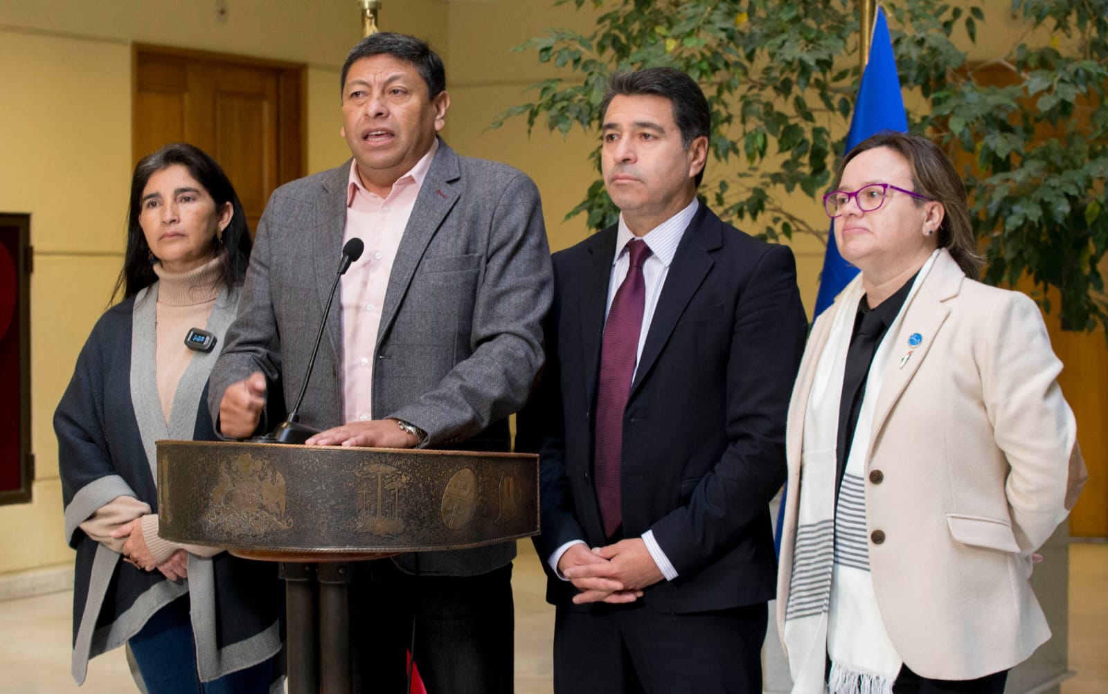 Fotografía de parlamentarios que presentaron el proyecto de ley para que morosos puedan postular a Subsidio Eléctrico.
