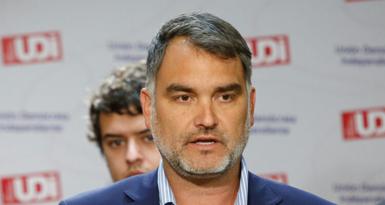 Bancada de diputados de la UDI valora renuncia de Javier Macaya a la presidencia del partido