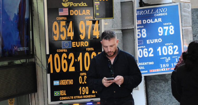 El peso chileno cierra la semana depreciado frente a un dólar que rozó los $950