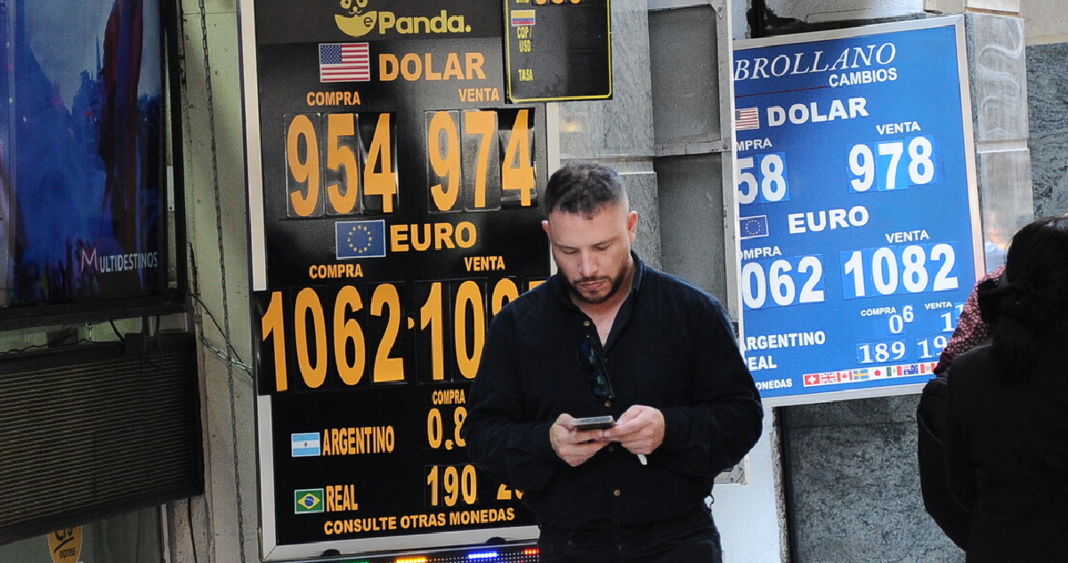 El peso chileno cierra la semana depreciado frente a un dólar que rozó los $950