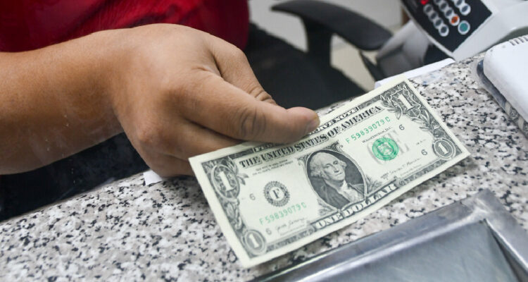 valor del dólar lunes