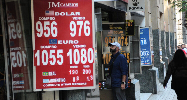 Dólar avanza al alza mientras los mercados esperan una nueva reunión de la Reserva Federal