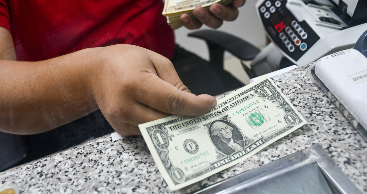 El dólar parte la semana traspasando los $950 mientras el cobre recibe duros golpes