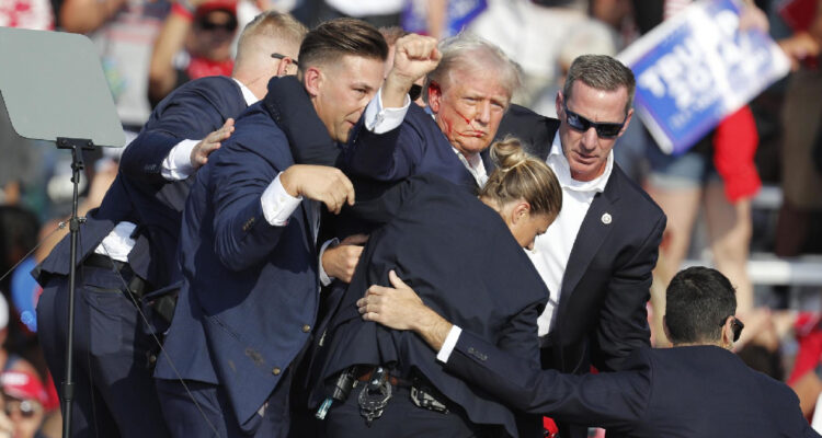el ex presidente de EEUU, Donald Trump, es bajado del escenario luego del intento de asesinato en su contra en Pensilvania.