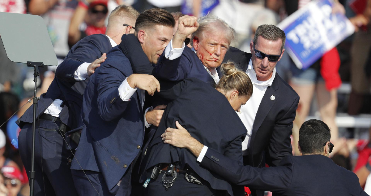 el ex presidente de EEUU, Donald Trump, es bajado del escenario luego del intento de asesinato en su contra en Pensilvania.