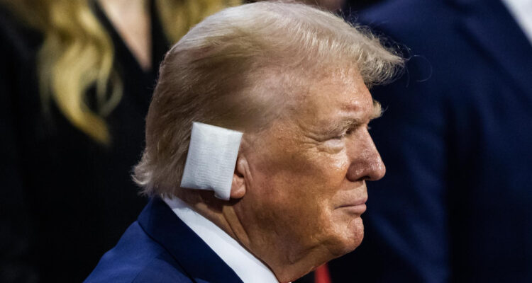Donald Trump reaparece con la oreja vendada ante los republicanos en Milwaukee tras atentado
