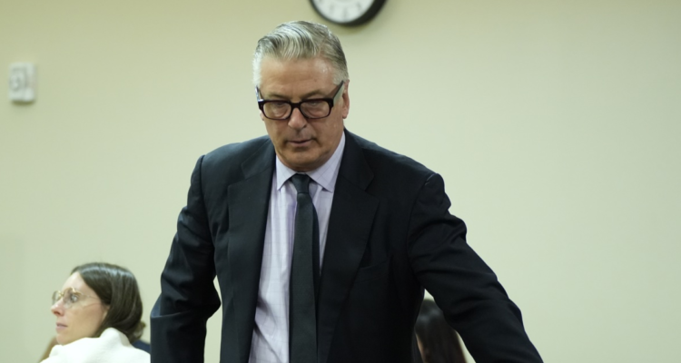 Justicia de EE.UU desestima cargos contra actor Alec Baldwin, acusado de homicidio involuntario