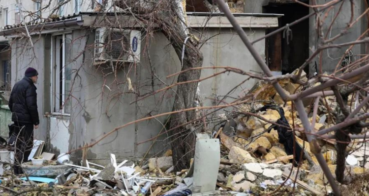 Zelenski denuncia que ataque ruso dejó 5 muertos y 34 heridos en Ucrania