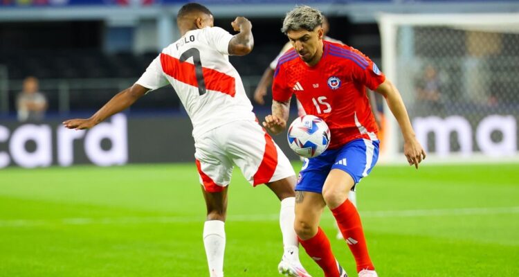 Diego Valdés jugando ante Perú por Copa América.