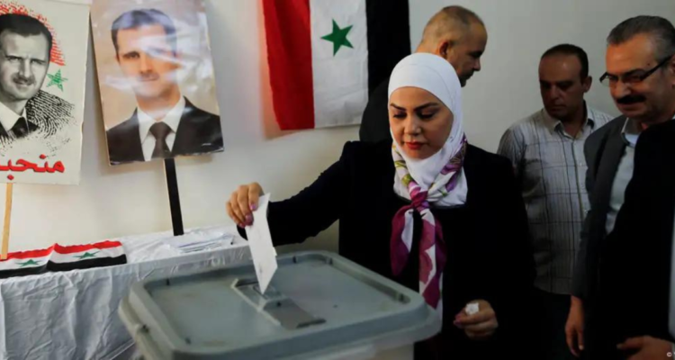 Una mujer vota en un centro electoral de Damasco