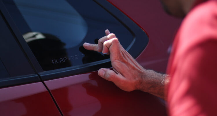 Proyecto busca eliminar obligación de grabar patentes en vidrios de autos: hoy se vota en la Cámara