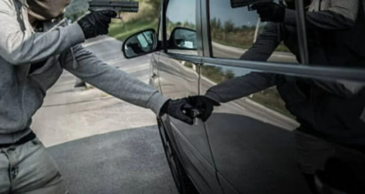 Chofer de ministra de Bienes Nacionales sufre encerrona en PAC: vehículo fiscal quedó con daños