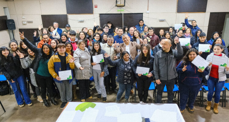 Estudiantes de Collipulli reciben beca rural CMPC para costear sus gastos educacionales