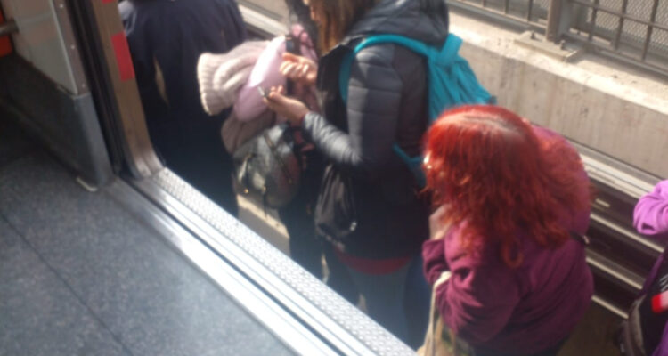 Línea 4 del Metro de Santiago vuelve a estar operativa tras cierre de estaciones por persona en la vía