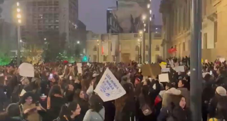 Multitud exige renuncia de senador Javier Macaya afuera de tribunales de justicia en Santiago