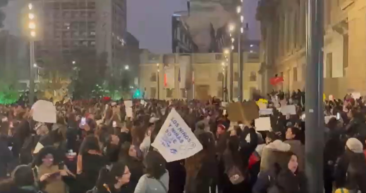 Multitud exige renuncia de senador Javier Macaya afuera de tribunales de justicia en Santiago