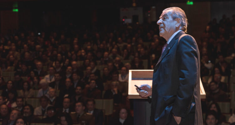 “Y sin dinero del Estado”: Frei resalta aporte de salmonicultura deslizando crítica a seres sintientes