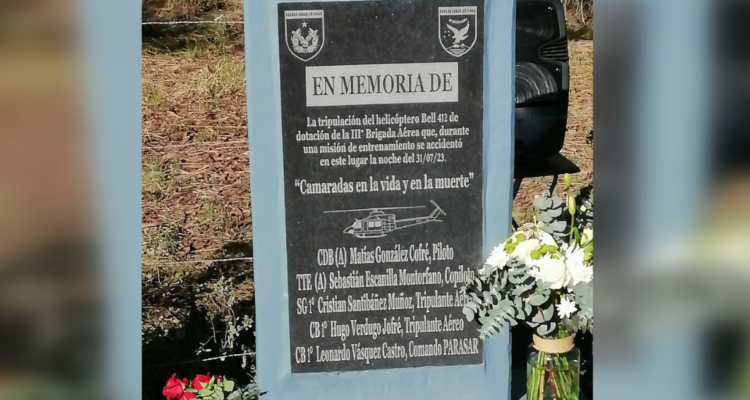 Monolito instalado por la FACh en honor fallecidos en accidente en San Juan de la Costa