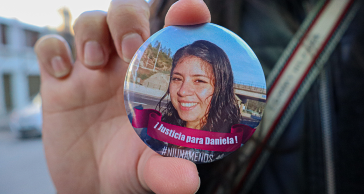 Imagen de chapita con cara de Daniela Olate