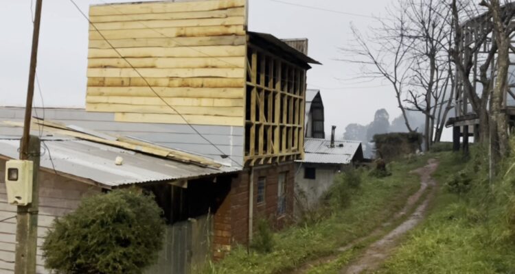 Familias viven hace 15 años en terreno con riesgo de remoción en masa en la comuna de Los Lagos