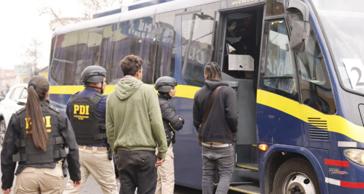 Fiscalización migratoria deja 55 extranjeros conducidos en barrio Diez de Julio en Santiago