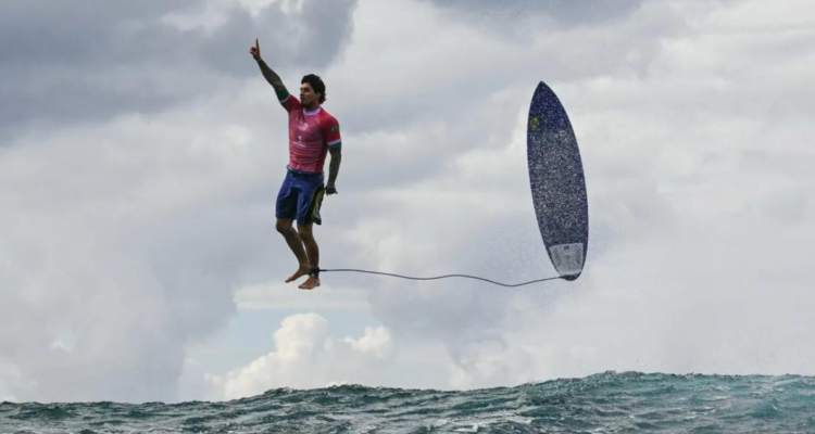 Surfista brasileño Gabriel Medina protagoniza perfecta “ilusión óptica” en los JJOO con imagen viral