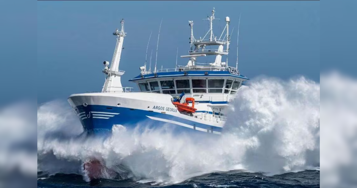Suben a 9 muertos tras hundimiento de pesquero en Malvinas: indagan posible choque con bloque de hielo