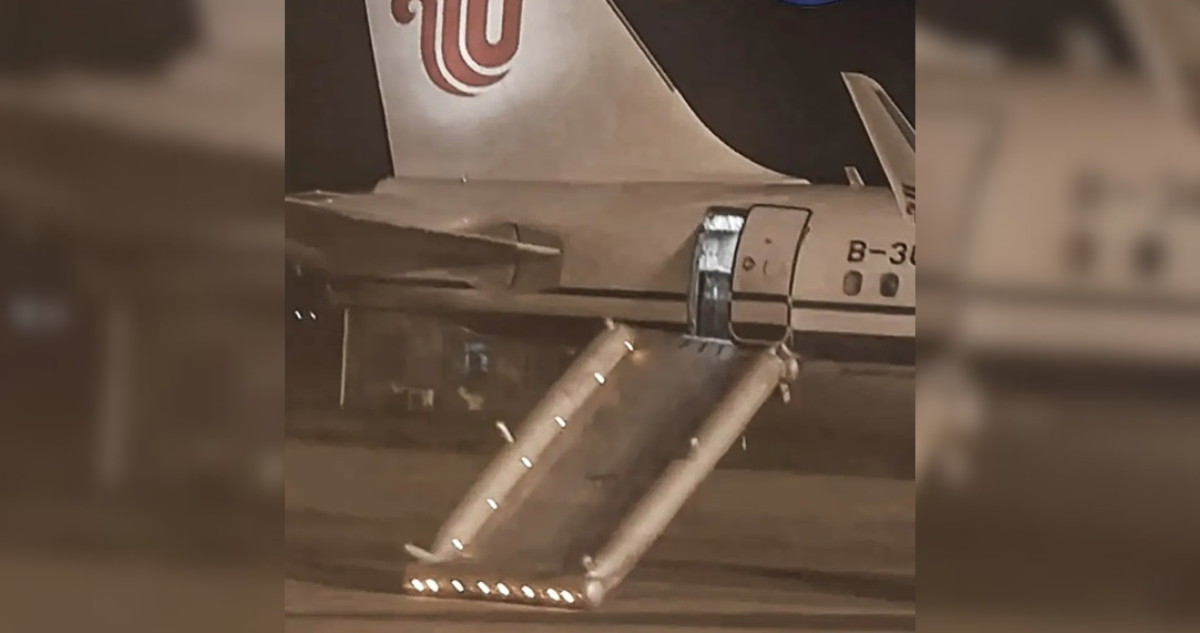 Mujer genera caos al abrir puerta de emergencia de avión en China: era su primera vez e iba al baño