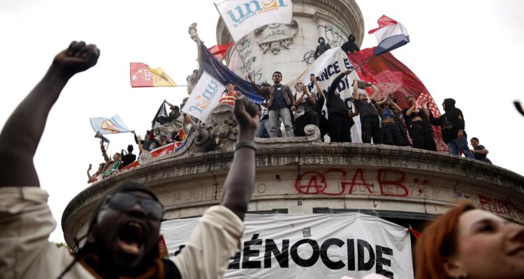 Franceses reaccionan tras los resultados de la segunda vuelta de las legislativas en París