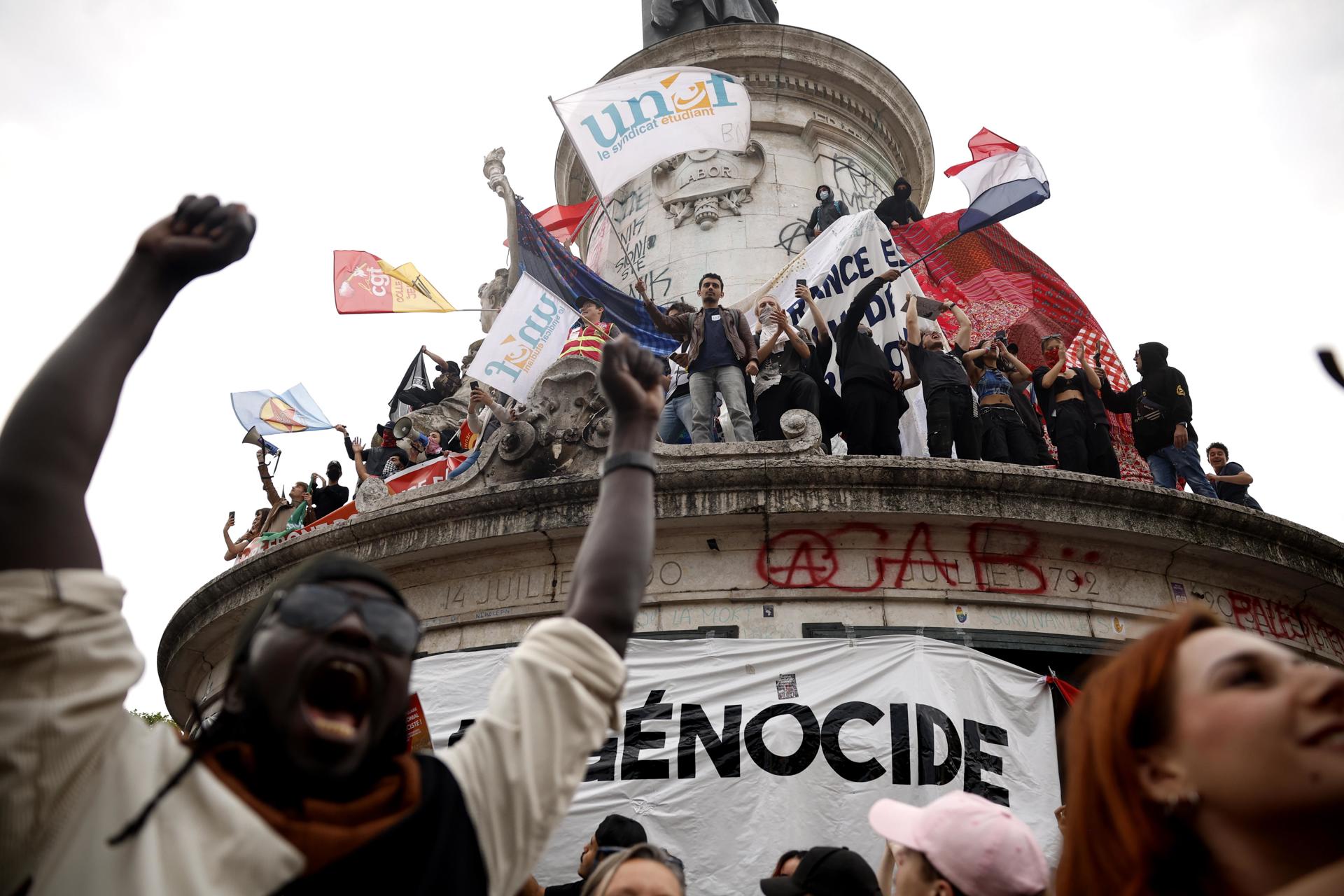 Franceses reaccionan tras los resultados de la segunda vuelta de las legislativas en París