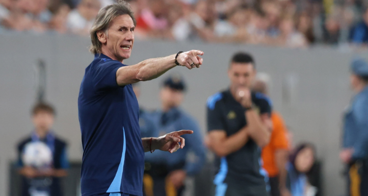 Gareca le resta importancia a posible homenaje a Di María en Argentina: “No me importa lo que hagan”