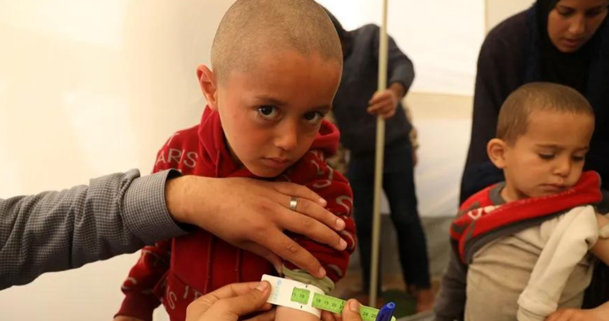 Niños son examinados en una tienda de campaña apoyada por UNICEF en Rafah, al sur de la Franja de Gaza