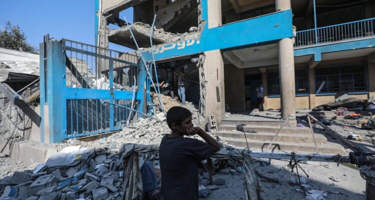 Ruinas de una escuela de la UNRWA tras un ataque israelí en el campo de refugiados de Al Nuseirat, Gaza