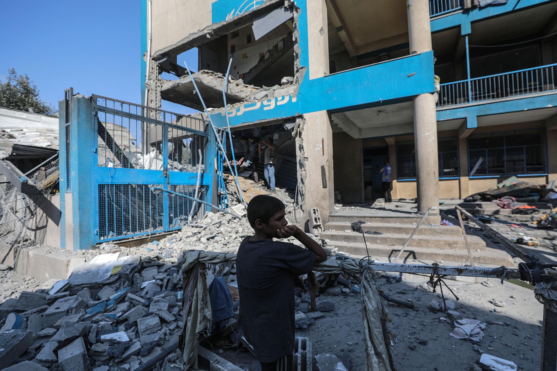 Ruinas de una escuela de la UNRWA tras un ataque israelí en el campo de refugiados de Al Nuseirat, Gaza