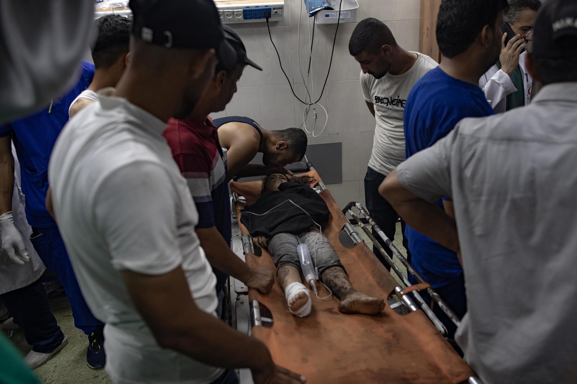 Un niño herido tras el bombardeo israelí espera tratamiento en el Hospital Nasser de Jan Yunis