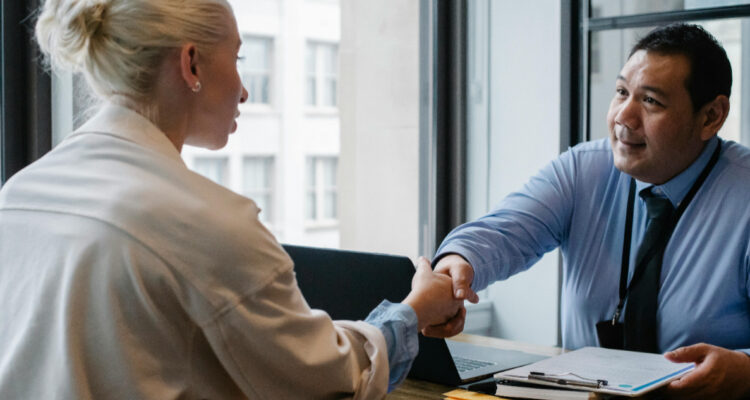 Un estudio científico reveló cuáles son los gestos infalibles para caerle bien a la gente