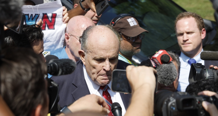 Revocan licencia de abogado a Rudy Giuliani, exdefensor de Trump, por mentir sobre elecciones en 2020