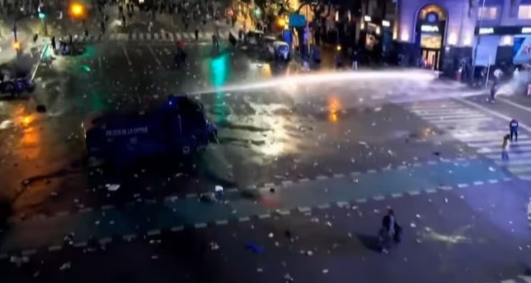 Festejo de Copa América termina en enfrentamiento entre hinchas y policías en Obelisco de Argentina
